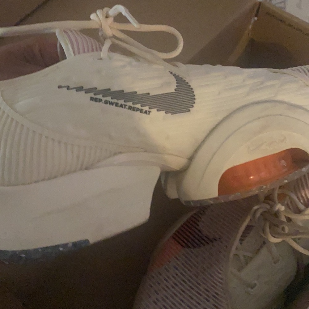 Nike Superzoom size 8 but would probably fit 7.5. Very Recently purchased. - Picture 3 of 6